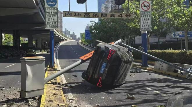 驾驶员突发疾病 导致车辆在高架匝道口翻车