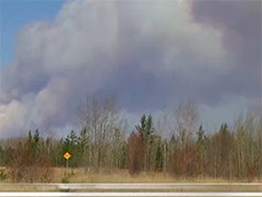 加拿大林火持续燃烧 浓烟向东部蔓延