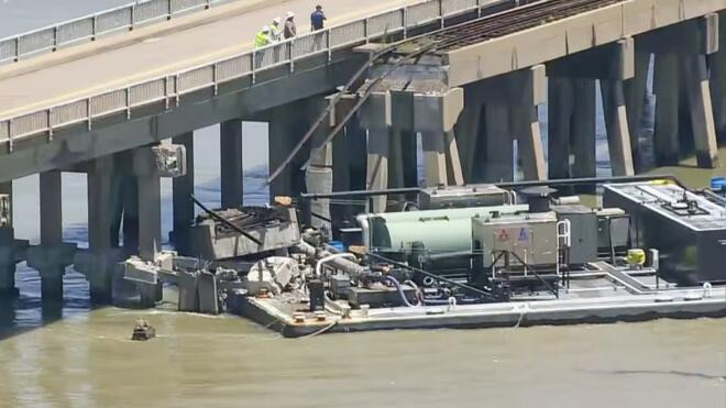 美国得州一桥梁因驳船撞击导致部分铁路坍塌