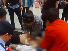 杭州火车东站一旅客突发心脏骤停 警民联手急救