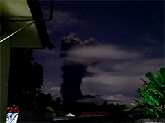 印尼伊布火山再次喷发 火山灰柱达4000米