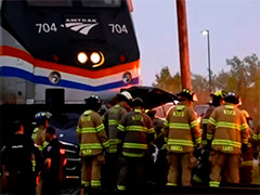 美国纽约州一列车撞上皮卡车 3人死亡