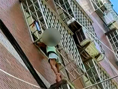福建厦门 男孩身悬4楼防盗窗外 民警破门救援