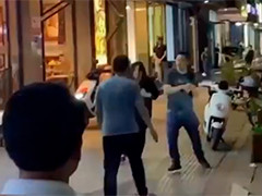 浙江温岭男子街头持斧逞凶 外卖小哥挺身制止