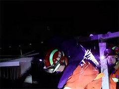 云南开远暴雨致泥沙涌入5人被困 消防展开营救