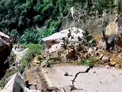 广西巴马连日降雨致山体塌方 巨石滚落阻断路面