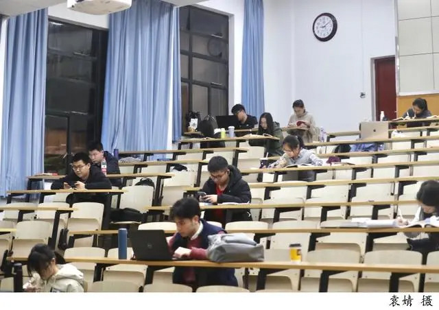 教育部发布预警提示 高校毕业生求职时需严防“招聘”陷阱