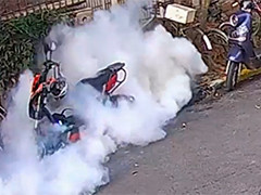 电池闲置超出保质期 电动自行车充电时起火烧毁