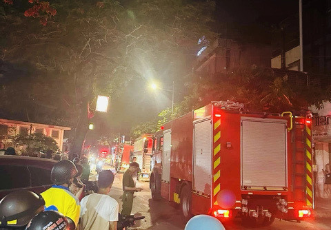 越南河内一处5层建筑起火 已致14人死亡