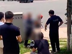 四川泸州一男子持棍挟持女孩 七人合力解救