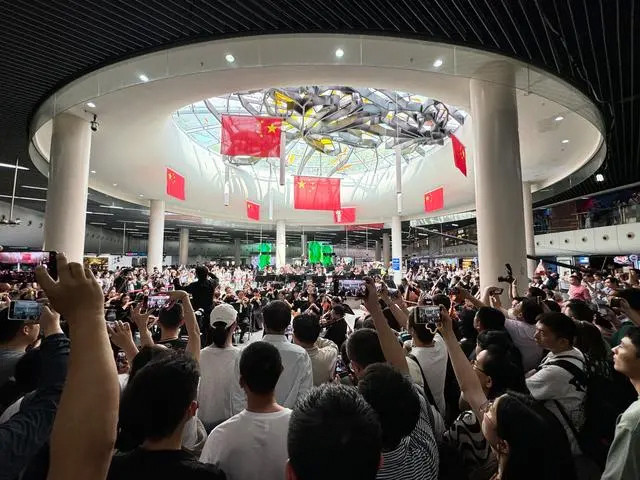 上海地铁响起《红旗颂》快闪点燃红色激情