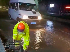 重庆短时强降雨致道路积水树木倒伏