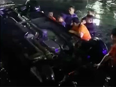 车辆失控冲进河道 热心市民合力救援