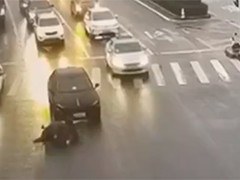 桂林男子电动车闯红灯 一分钟被撞三次