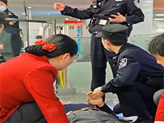 江苏无锡 乘客突发心脏病 地铁站上演“暖心救护”