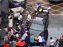 广东梅州市民合力抬车救人