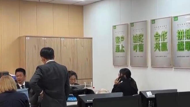 上海楼市新政落地首个工作日 观望心态转变 客户连夜议价签约