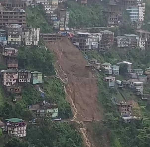 印度东北部一采石场倒塌 致十余人死亡
