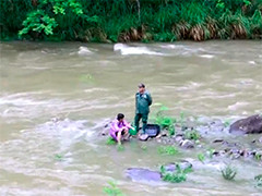 浙江丽水 暴雨致人员被困 消防紧急救援