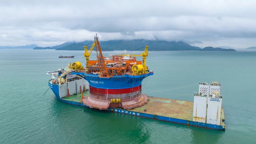 亚洲首艘圆筒型“海上油气加工厂” “海葵一号”抵达海上作业区
