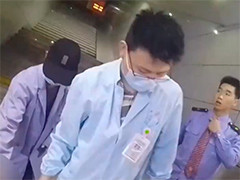 浙江丽水 旅客晕倒撞破头 铁警“劝说”式送医