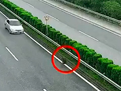 江西会昌 高速行车轮胎突然脱落飞出