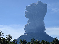 印尼伊布火山发生喷发 火山灰柱高约7000米
