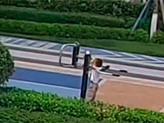 四川成都 幼童头部被卡 消防成功救援