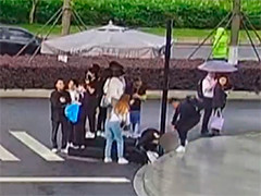 杭州 男子雨天街头突发癫痫 路人紧急救援