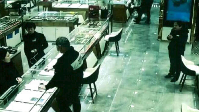 跑腿买黄金为电诈洗钱 两名男子被提起公诉
