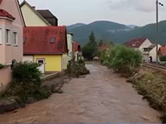 奥地利暴雨引发洪水造成道路被毁 房屋受损