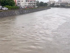 日本冲绳遭遇强降雨 多地发布洪水警报