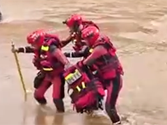 云南 司机倒车滑入河道 消防涉水横渡成功营救