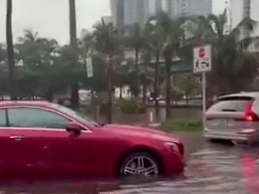 美国强降雨引发洪水 佛罗里达南部街区被淹