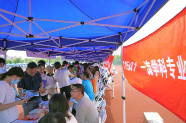 上海90所高校齐聚高招咨询会 为考生现场答疑解惑