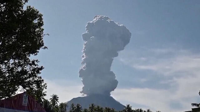 印尼伊布火山多次喷发 火山灰柱达2000米