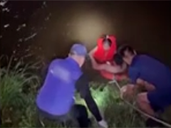 江西南昌 车辆不慎坠河 民警深夜救援