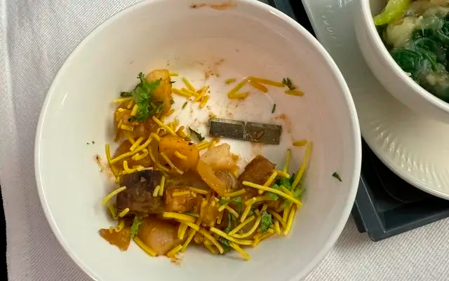 印度航空一乘客在飞机餐中吃出刀片