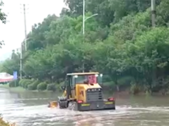 江西修水 降雨致道路积水车辆抛锚 多部门联合救援
