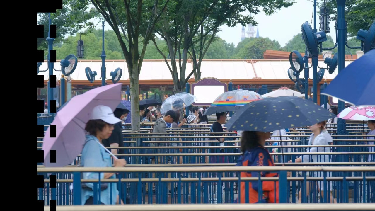 上海迪士尼暑期“常态大客流”或再升级 蓄客区超9000人触发“绕湖”