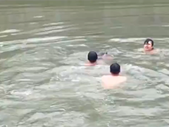 浙江余姚 女子落水 3名外卖小哥跳河救人