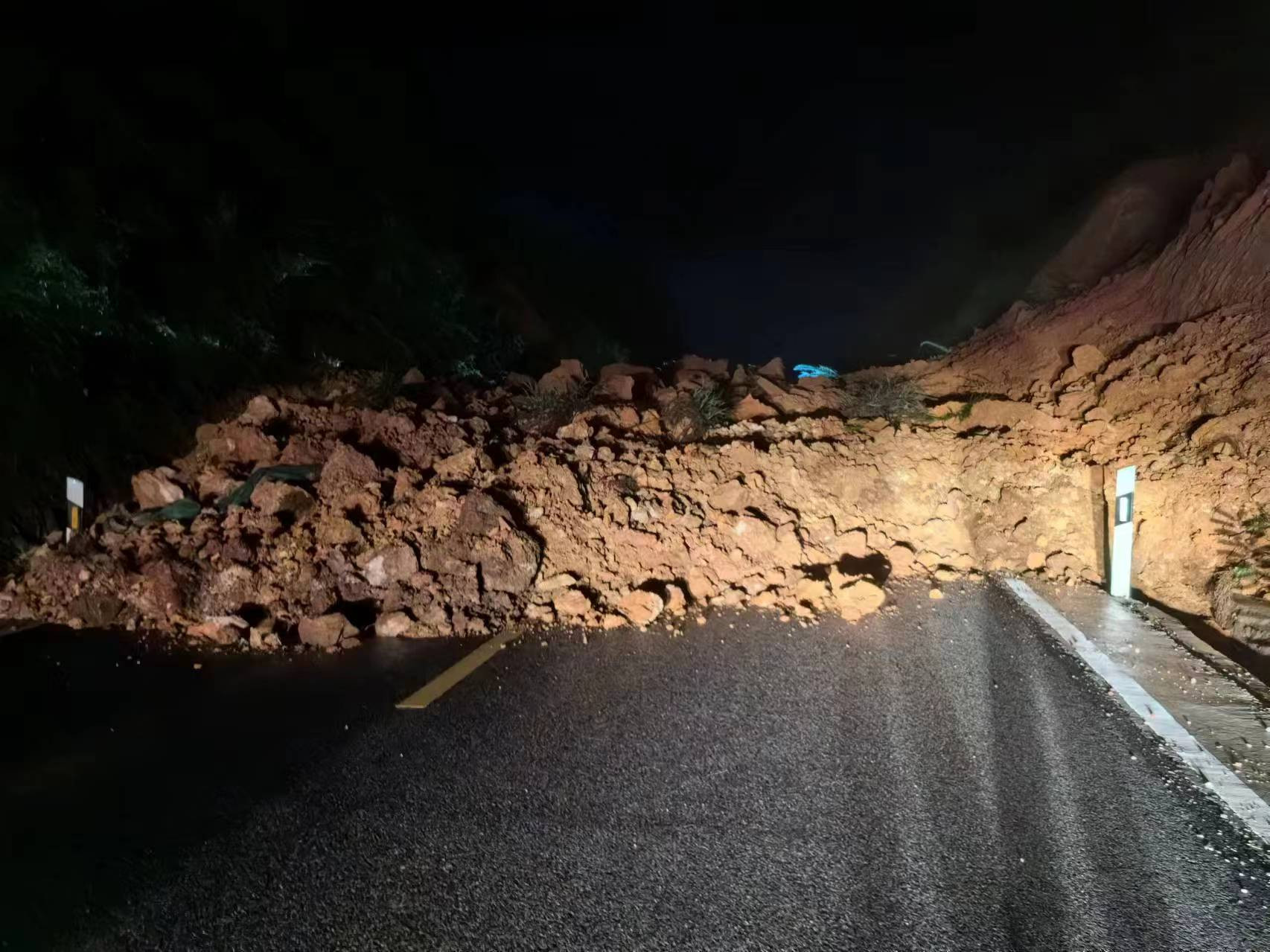 江西弋阳强降雨致高速路段塌方 多部门紧急处置