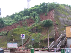 重庆小山坡发出异响 市民恰好拍到滑坡瞬间