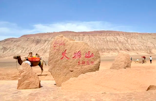 新疆吐鲁番 地表温度超80℃ 游客体验热浪