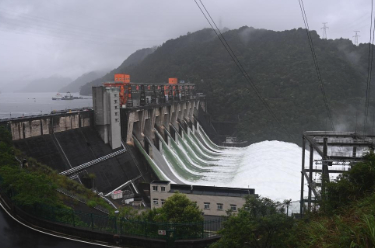 浙江淳安 7孔泄洪持续 新安江水库仍高水位运行
