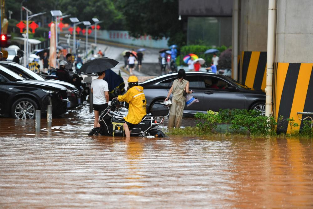 南方强降雨持续 多地全力抢险救灾