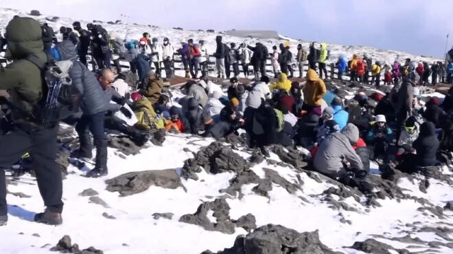 韩国汉拿山植物枯萎 登山客被指乱倒泡面汤汁