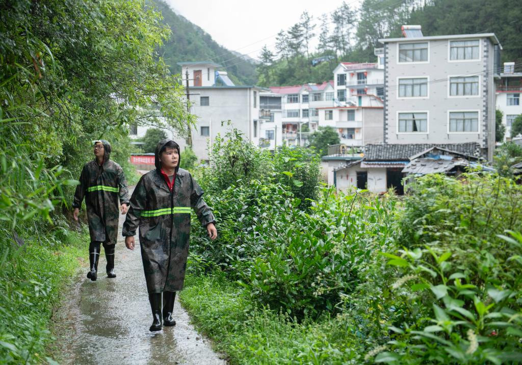 长江中下游强降雨持续 各地全力抢险救灾