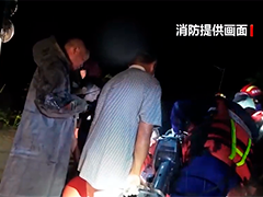 湖南永州学生遇洪水被困 紧抓树枝求救