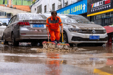 长江中下游暴雨预警升级为红色 各地全力防汛救灾